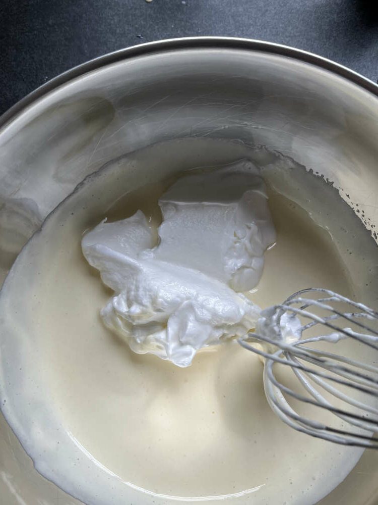 Nach und nach den Eischnee unterrühren