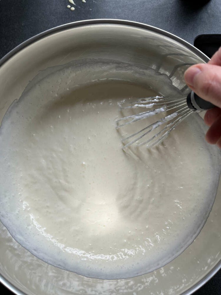 Vorsichtig Rühren, dabei den Schneebesen von oben nach unten führen