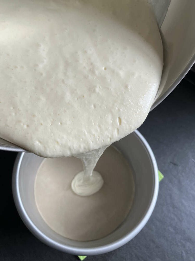 Den Teig in die mit Backpapier ausgelegte Form gießen