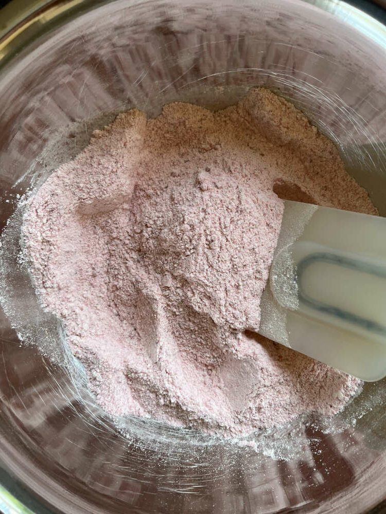 Den Erdbeerzucker mit dem Mehl vermischen