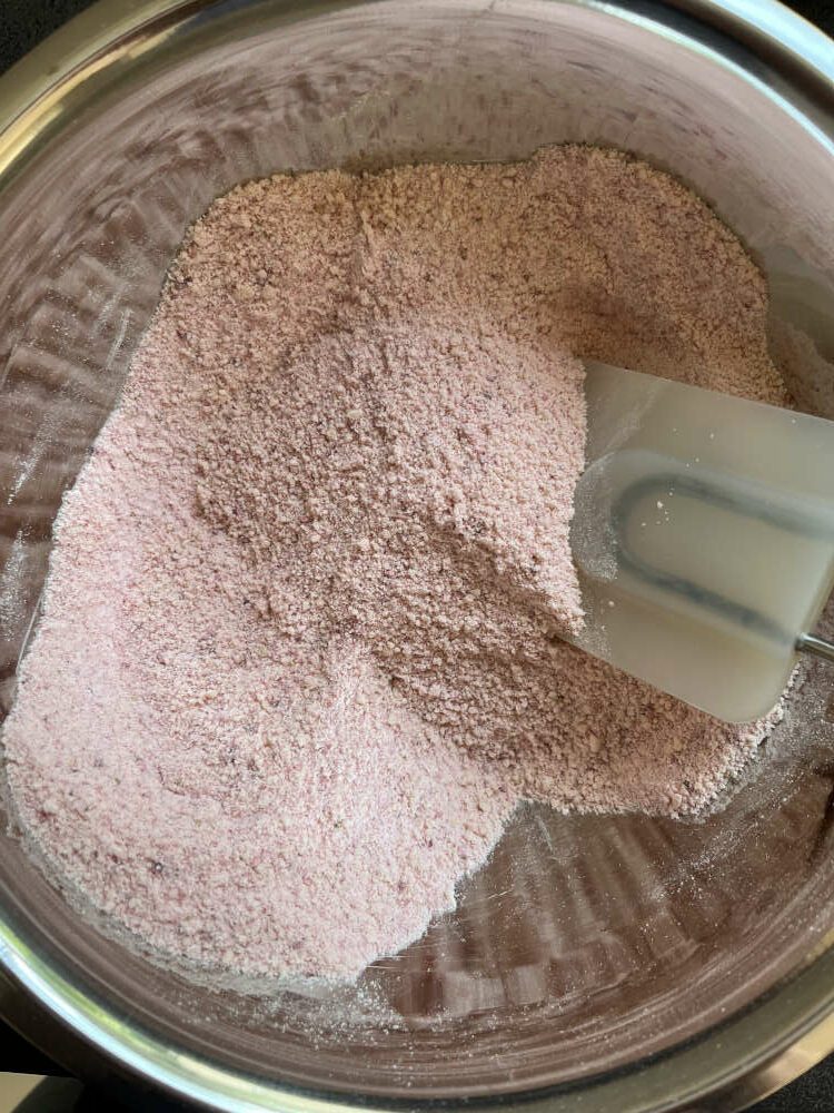 gemahlene Mandeln, Erdbeerzucker und Mehl in der Schale