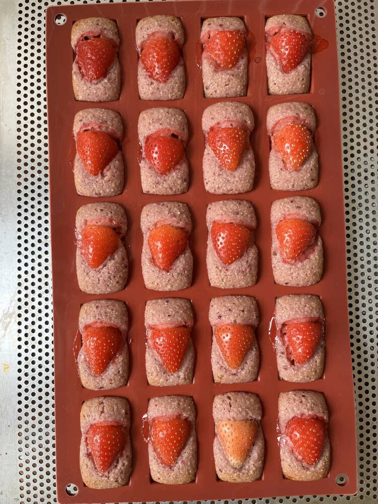Die gebackenen Erdbeer Financiers