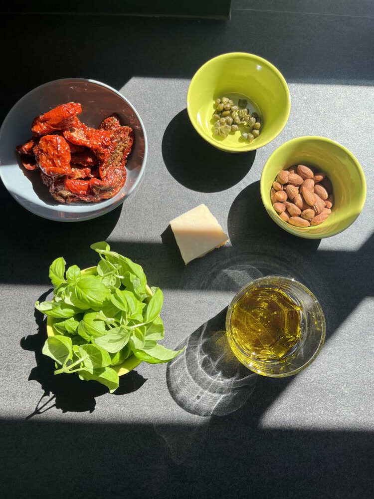 Alle Zutaten für das Tomaten Pesto