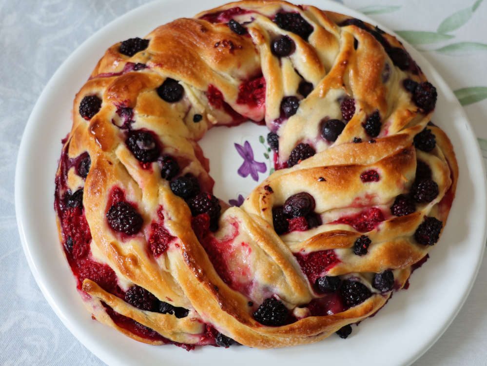 Beeren Babka mit frischen Früchten