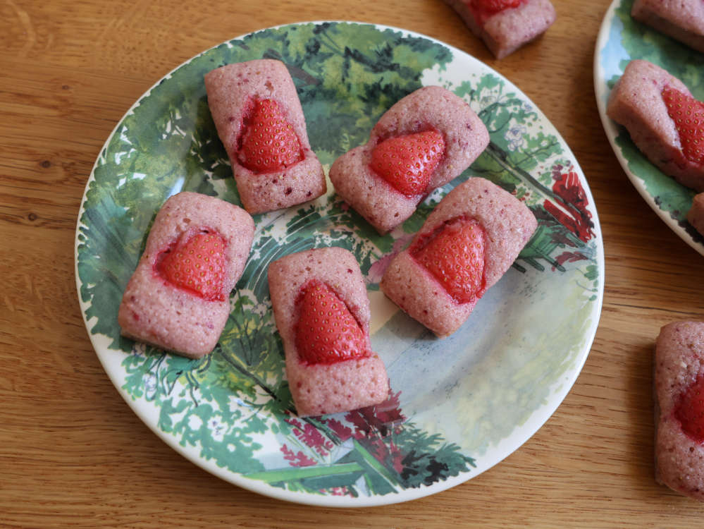 Mini Erdbeer Financiers aus Erdbeerzucker