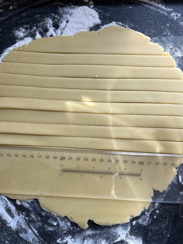 Aus dem restlichen Teig 2 cm breite Scheiben schneiden