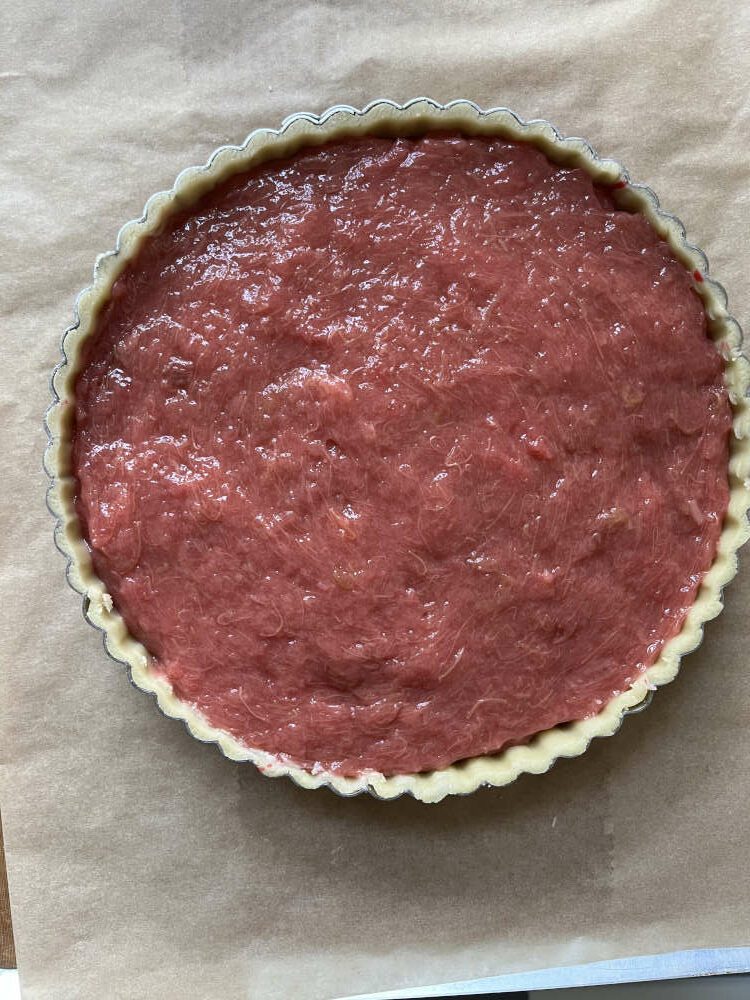 Die Rhabarberfüllung auf dem Kuchen