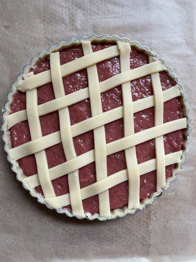 Der Gitter Rhabarberkuchen vor dem Backen
