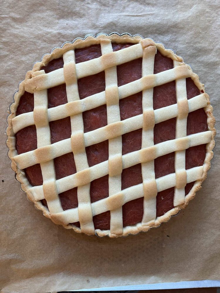 Der fertig gebackene Gitter Rhabarberkuchen