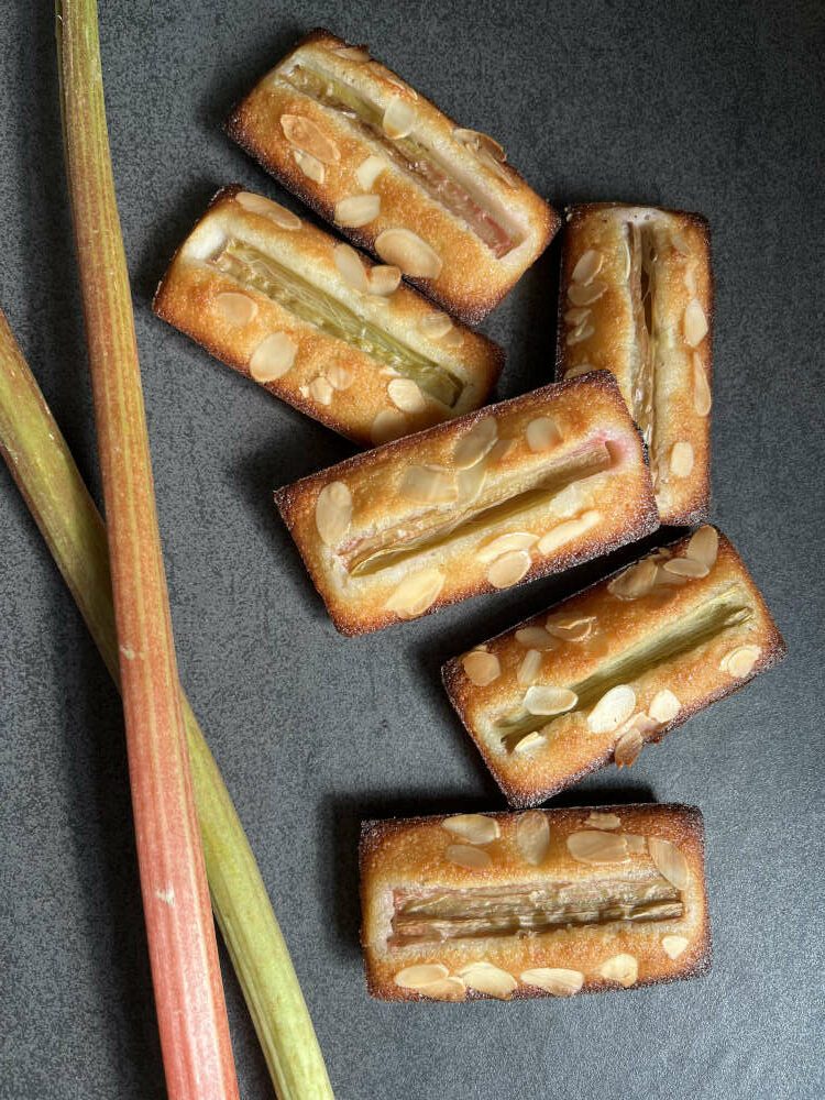 Außen knusprig, innen weich - Rhabarber Financiers in Metallformen gebacken