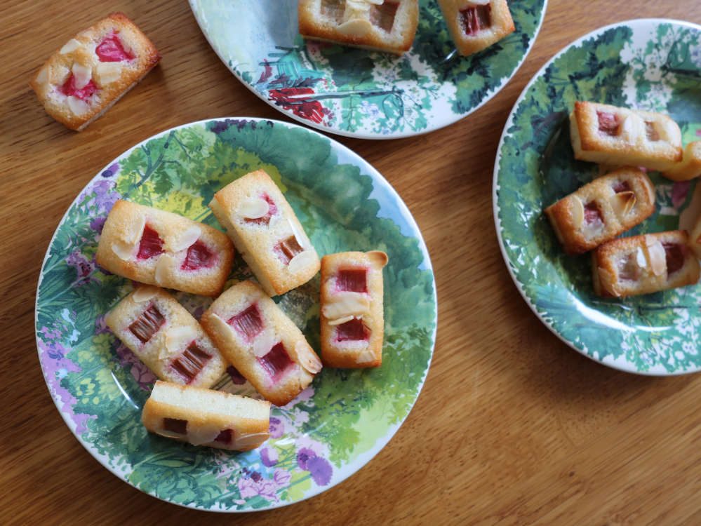 Rhabarber Financiers in Mini-Formen aus Silikon gebacken