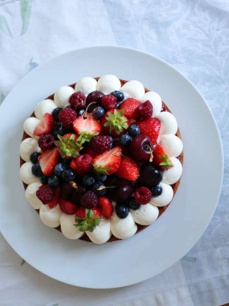 Tarte mit Beerenfrüchten und Kirschen