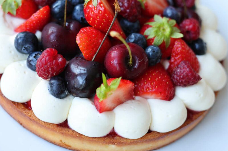 Tarte mit Beeren und Kirschen