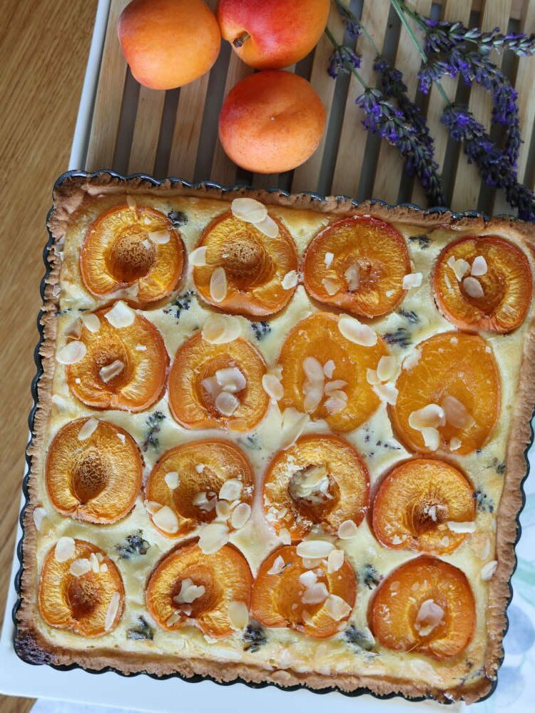 Die fertig gebackene Aprikosen Tarte mit Lavendel