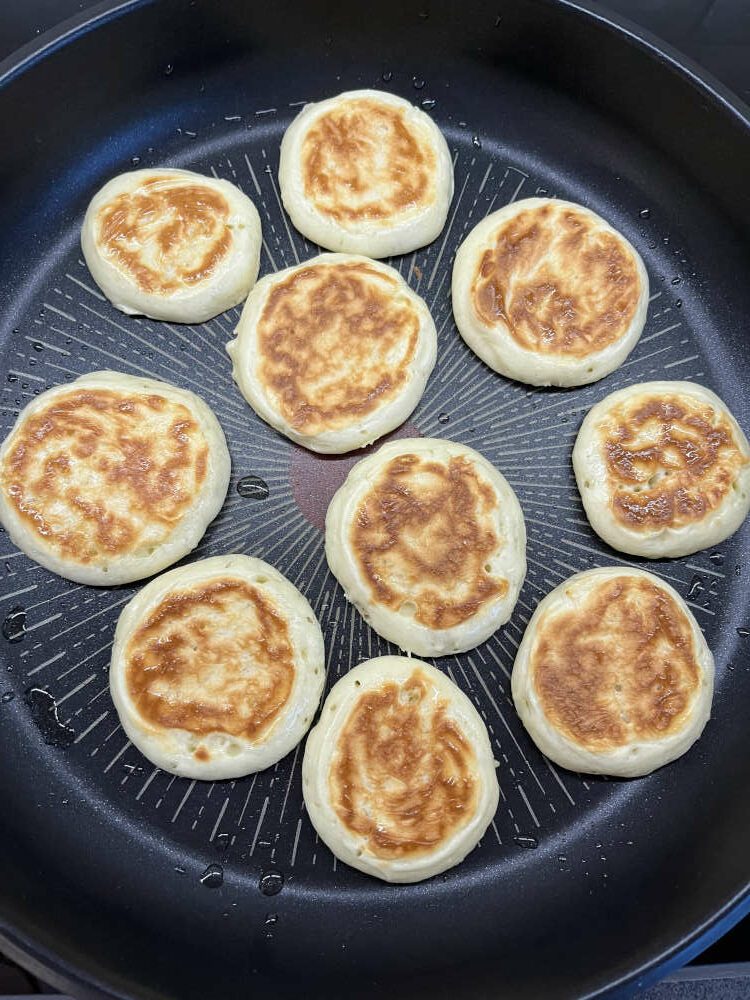 Die Blini von beiden Seiten goldbraun backen