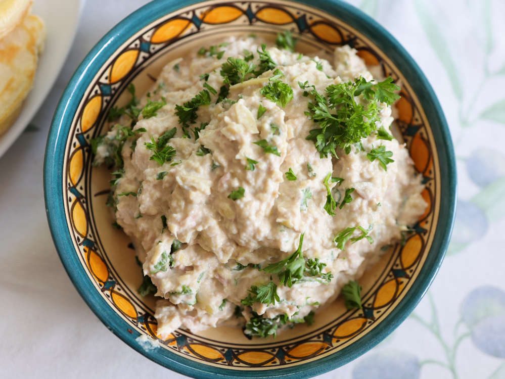 Blinis mit Thunfisch Artischocken Dip servieren