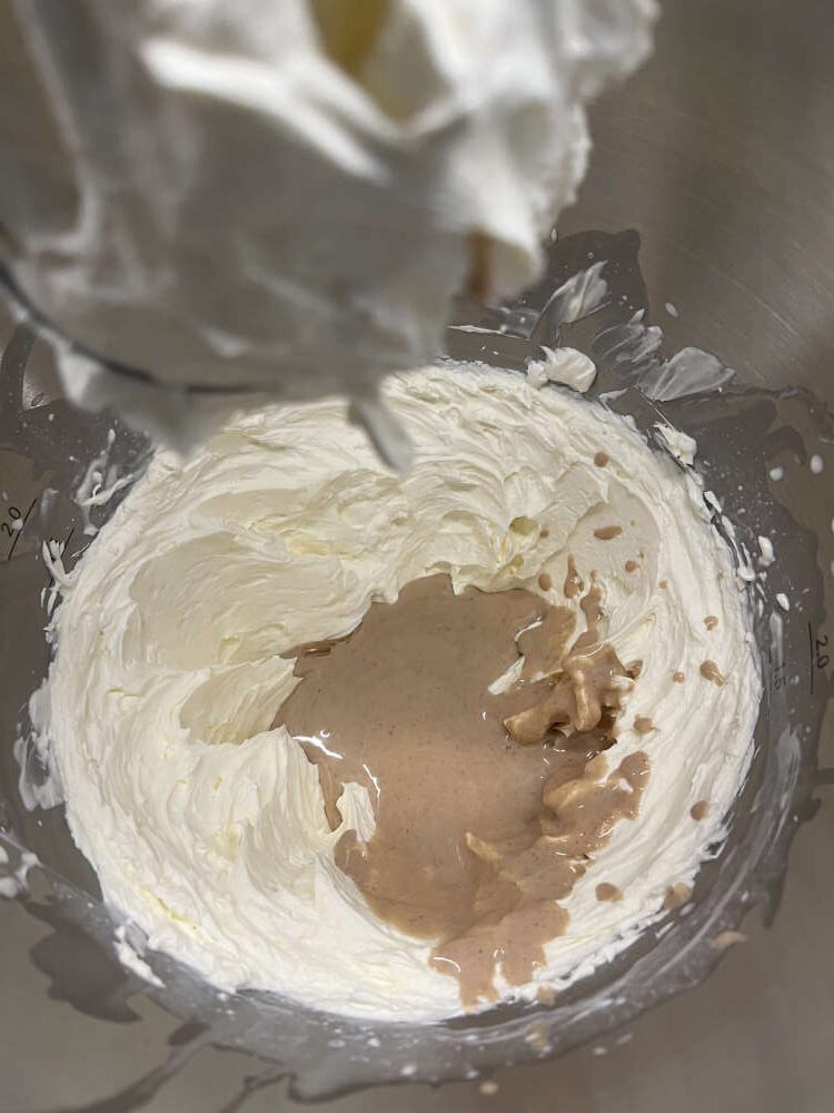 Die Spekulatiuscreme unter die Creme rühren