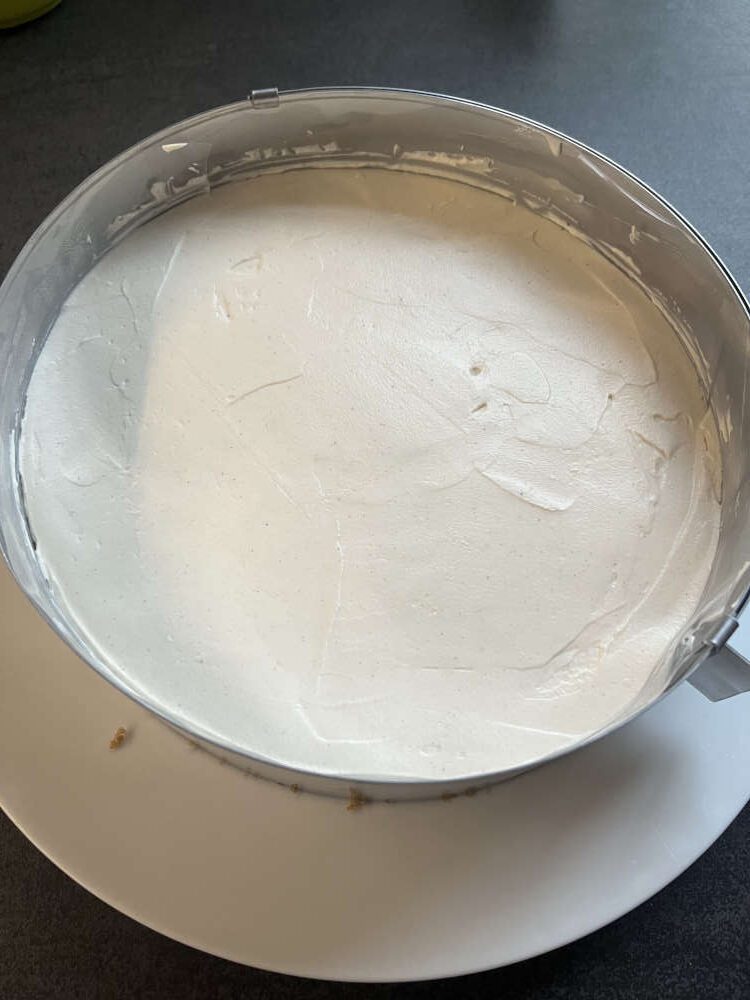 Die Füllung auf dem Boden glatt streichen