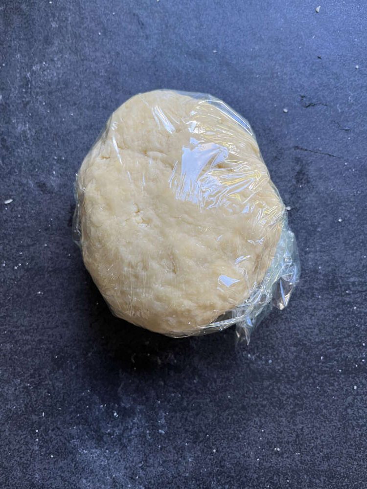 Den Nudelteig in Frischhaltefolie wickeln und 30 Minuten ruhen lassen