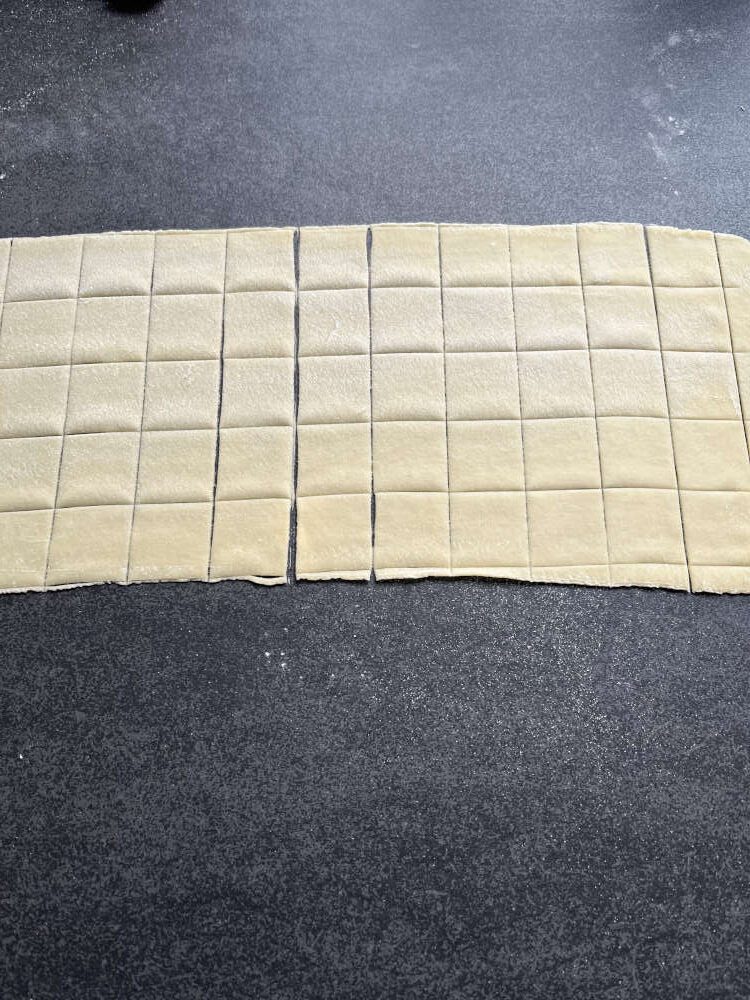 Kleine Quadrate von 2,5 cm Kantenlänge schneiden