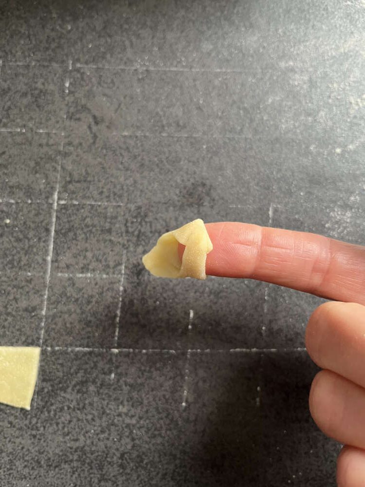 Die Teigenden um die Finger wickeln. So klappt es am besten