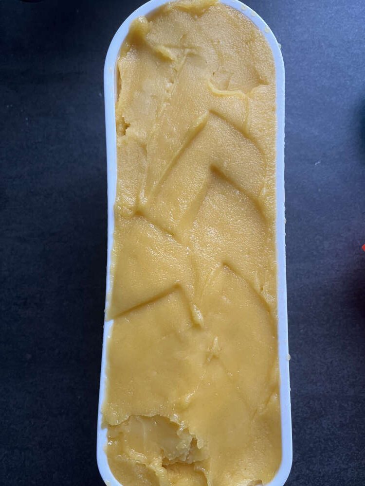 Das Mandarinen Sorbet im Gefrierschrank in einem geschlossenen Gefäß aufbewahren