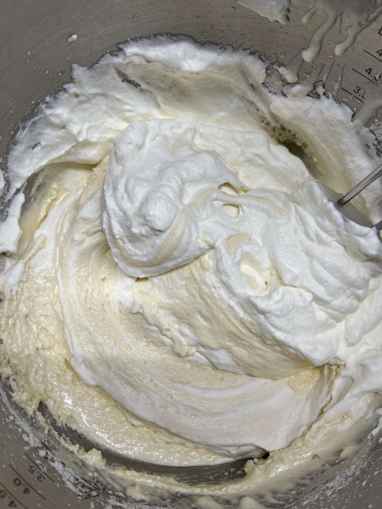 Die geschlagenen Sahne in drei Portionen unterrühren