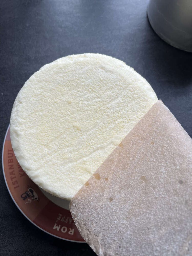 Das Backpapier abziehen