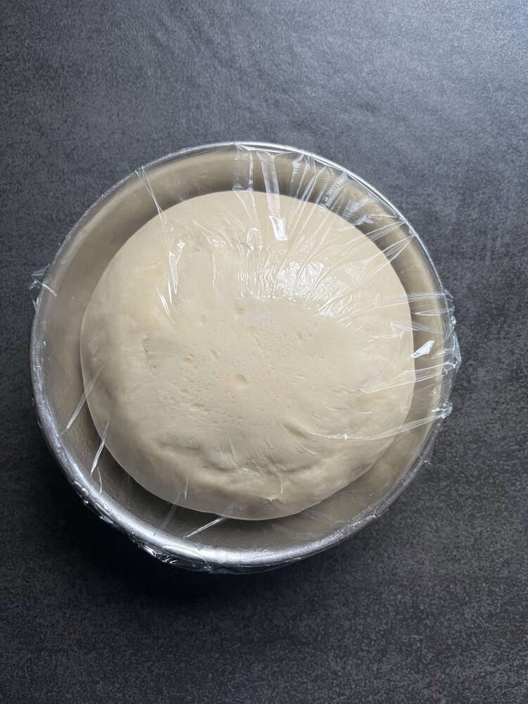 Der Hefeteig nach der Ruhezeit im Kühlschrank