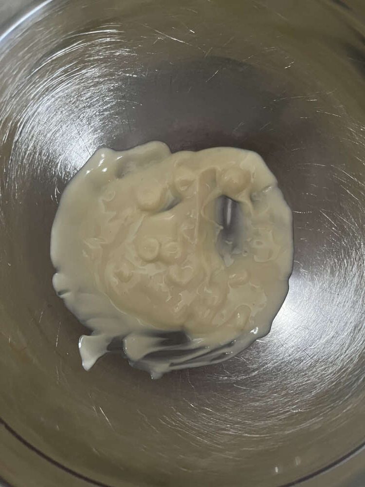 Die weiße Schokolade schmelzen lassen