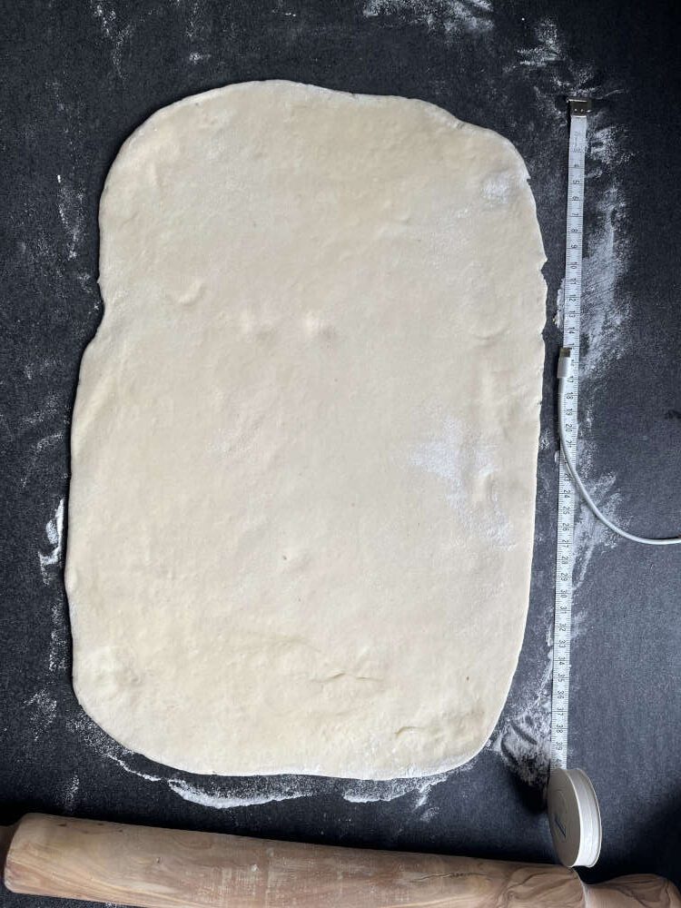 Den Teig in der Form eines Rechtecks ausrollen