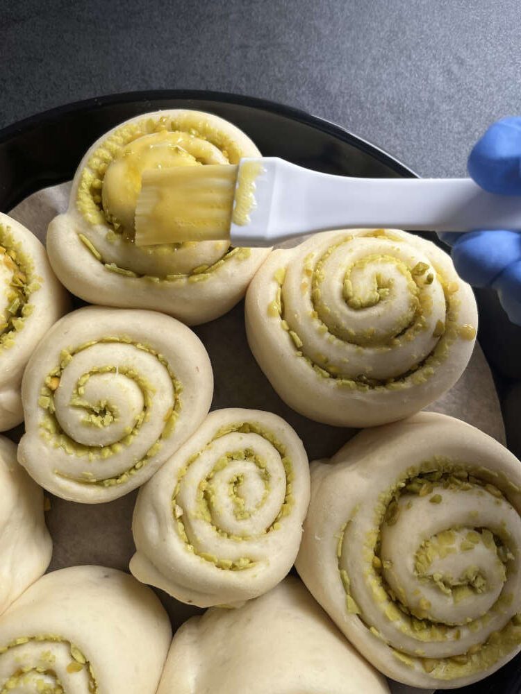 Die Hefeschnecken mit Eigelb bestreichen