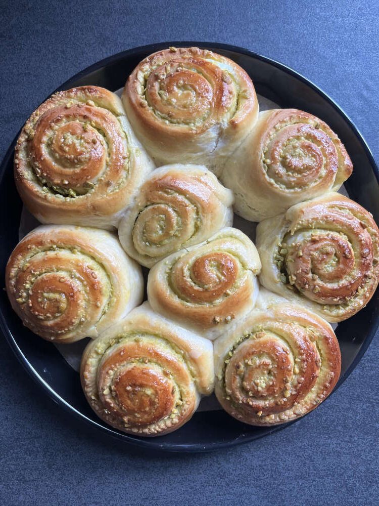 Die gebackenen Pistazien Hefeschnecken