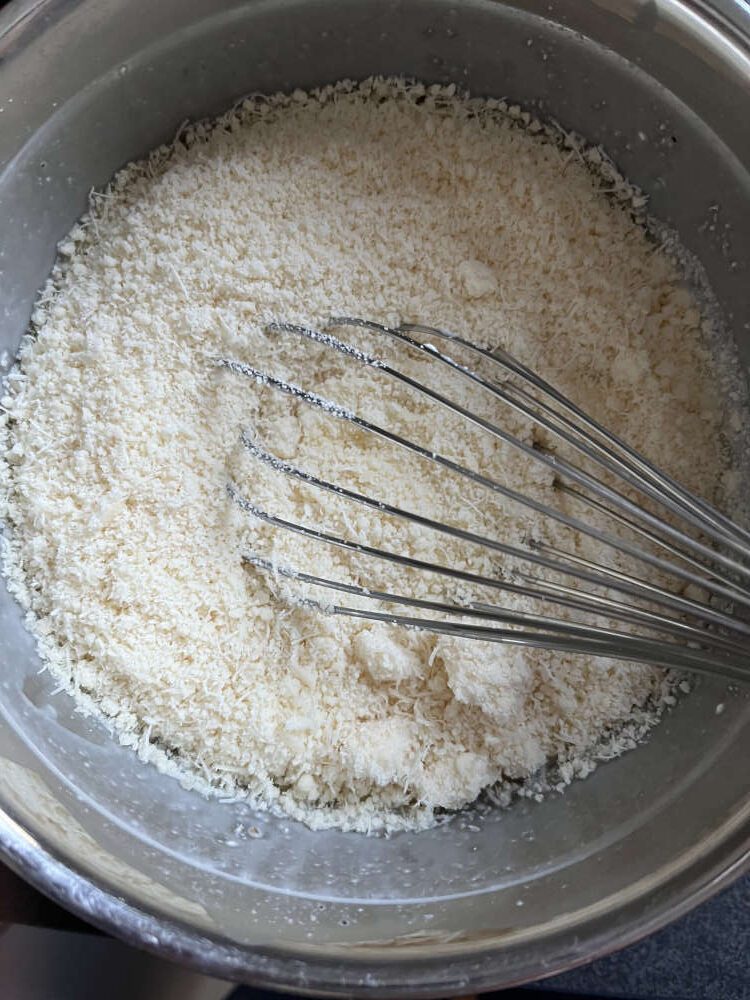 Die Eiermilch mit dem geriebenen Parmesan verrühren