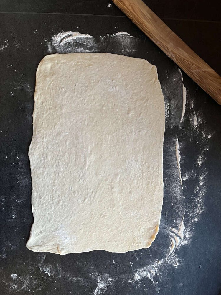Den Hefeteig auf die Größe 40 x 30 cm ausrollen