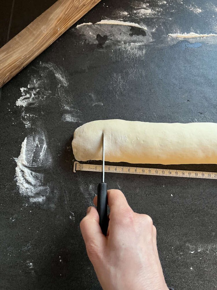 Mit einem Messer 4 cm breite Abschnitte markieren