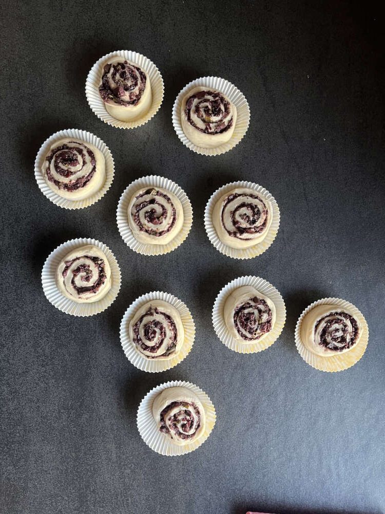 Die Schnecken in kleine Papierformen setzen