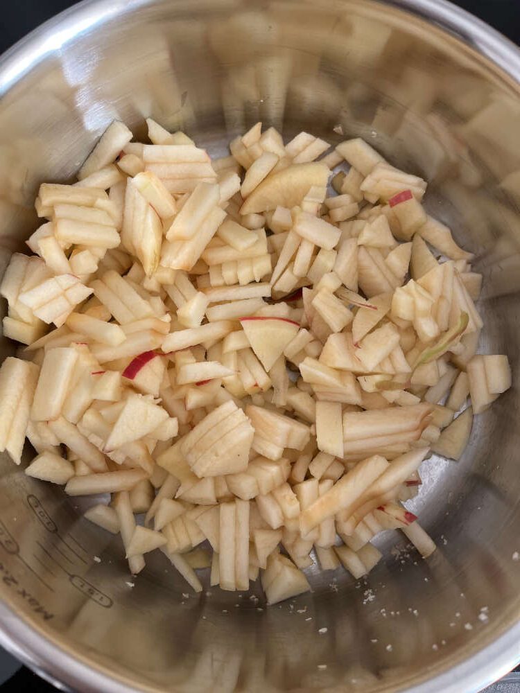 Die Äpfel kleinschneiden