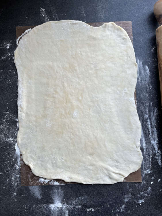 Den Teig dünn ausrollen