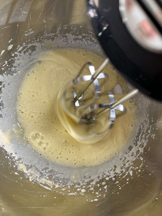 Die Eier zusammen mit dem Zucker schaumig schlagen