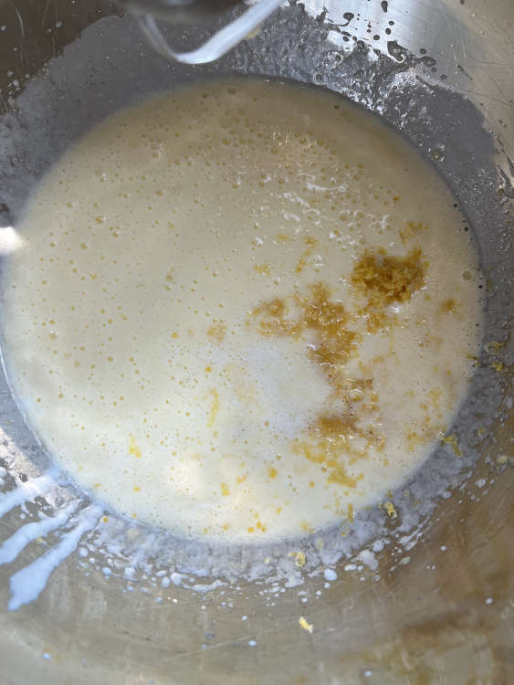 Die abgeriebene Zitronenschale und den Zitronensaft hinzufügen