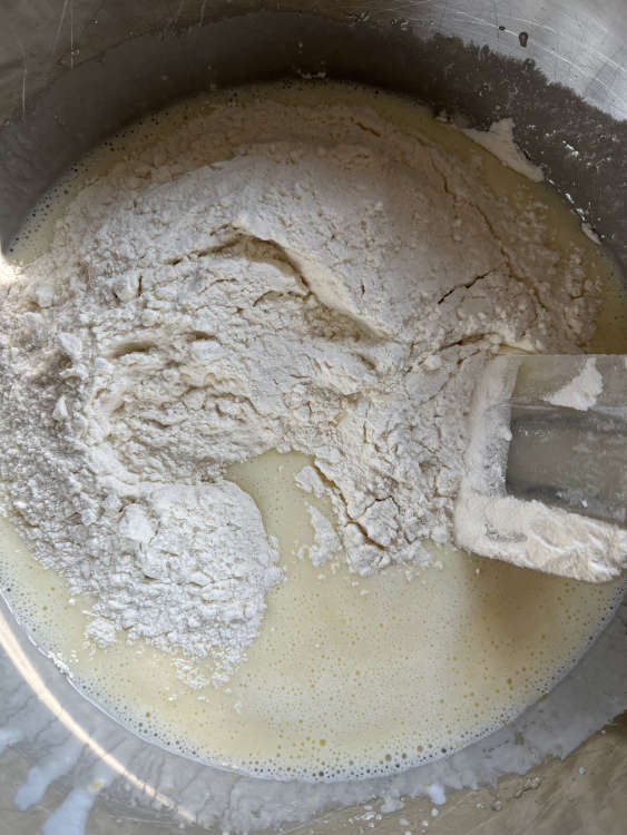 Die trockenen Zutaten hinzufügen