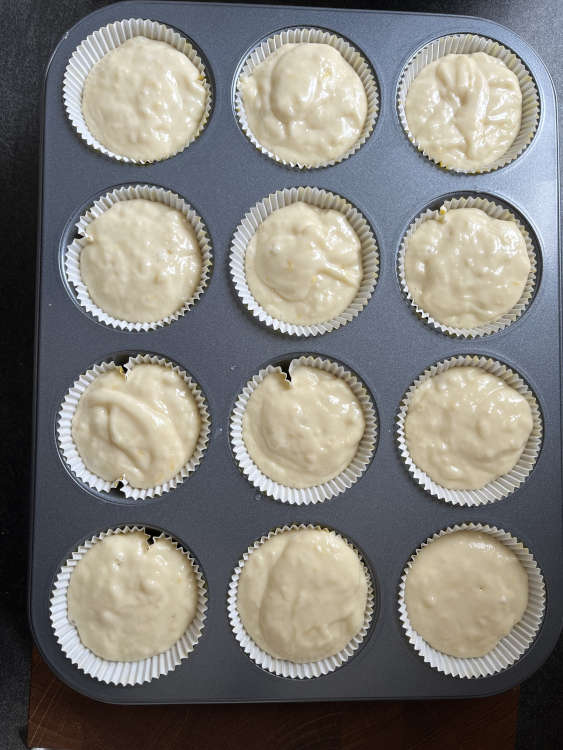 Den Teig in die Muffinförmchen füllen