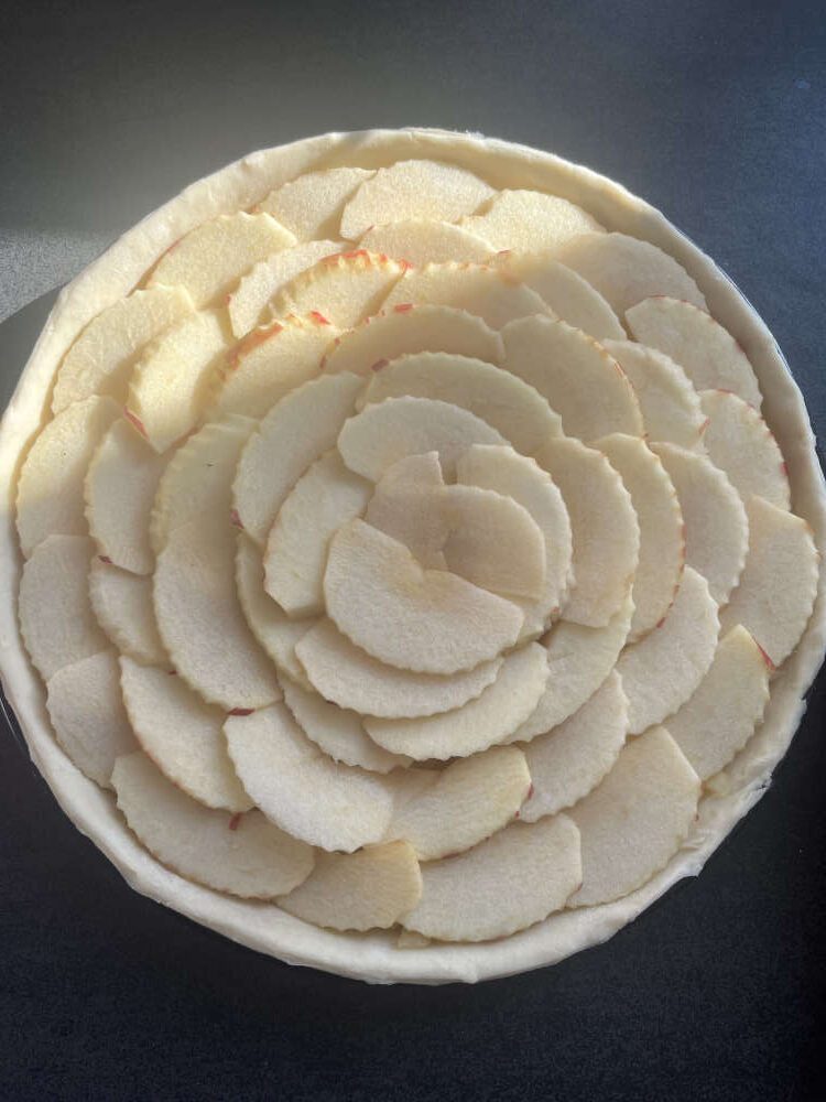 Die ganze Tarte ist mit Apfelscheiben bedeckt
