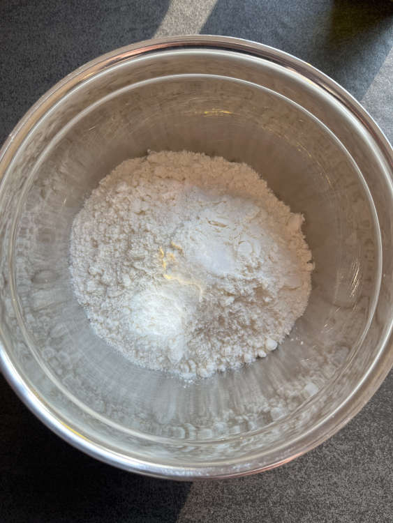 Mehl und Salz miteinander vermischen