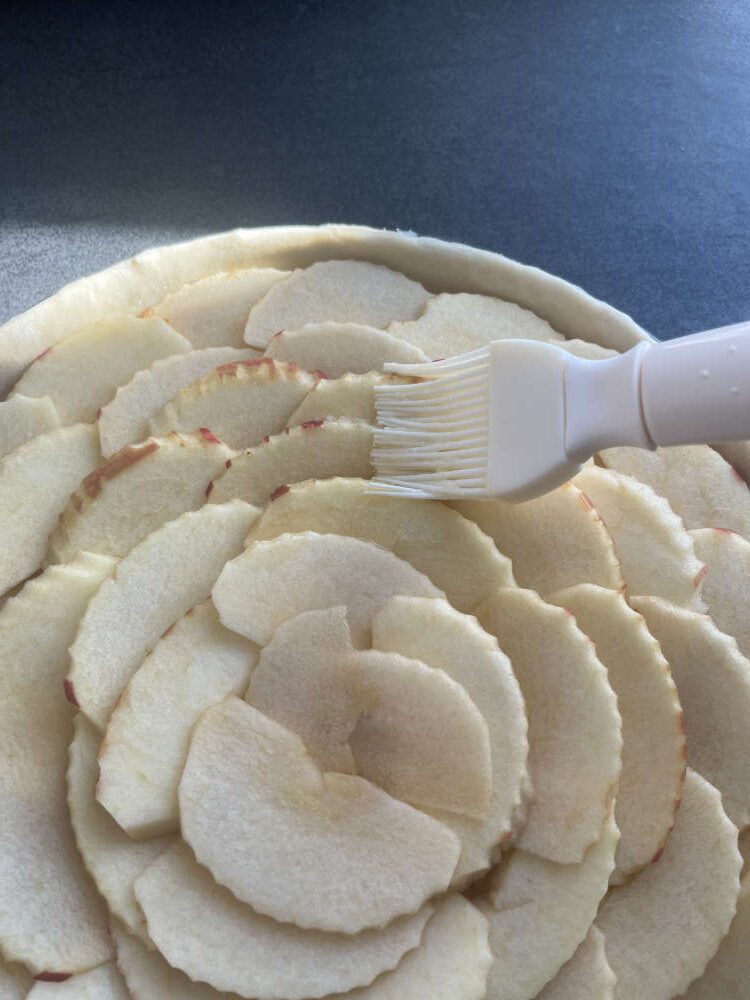 Mit flüssiger Butter bestreichen