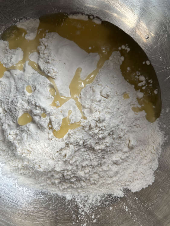Mehl und Salz vermischen, dann mit dem Pflanzenöl vermengen