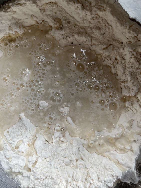Das lauwarme Wasser hinzufügen