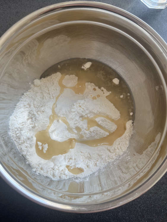 Das Öl hinzufügen