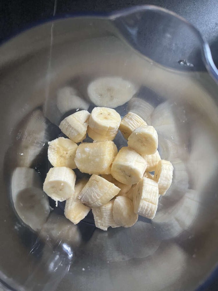 Die Bananen schälen und zerkleinern, dann im Food Prozessor mit dem Kokosöl mixen